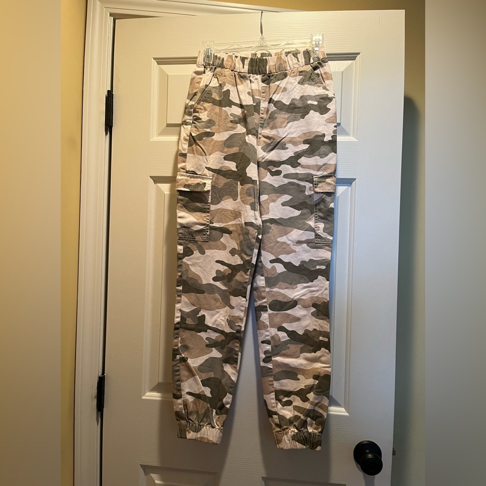 H&M Divided camouflage joggers